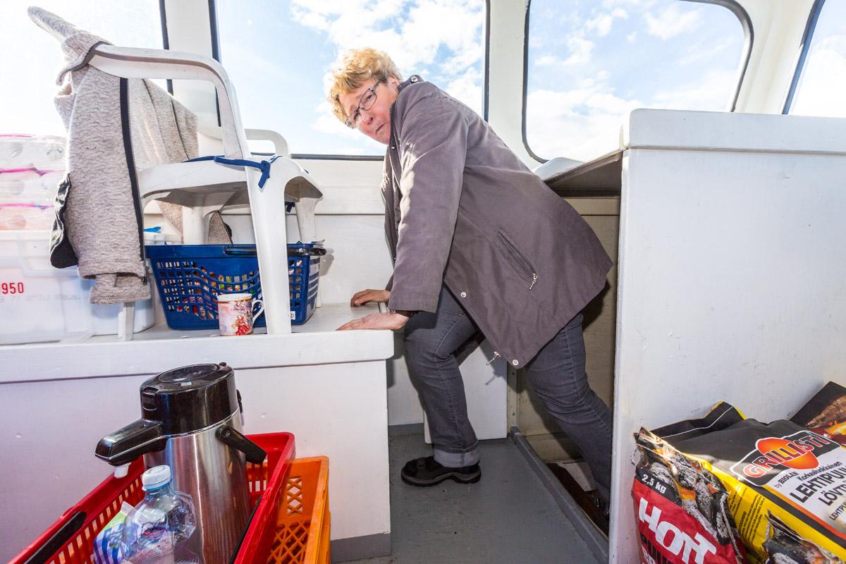 Takana on yhdeksän ja puoli tuntia merimatkaa. Kauppiaan kasvoilla ei näy kuitenkaan väsymys. Tie alakerran ruumasta yläkerran hyttiin käy ketterästi.